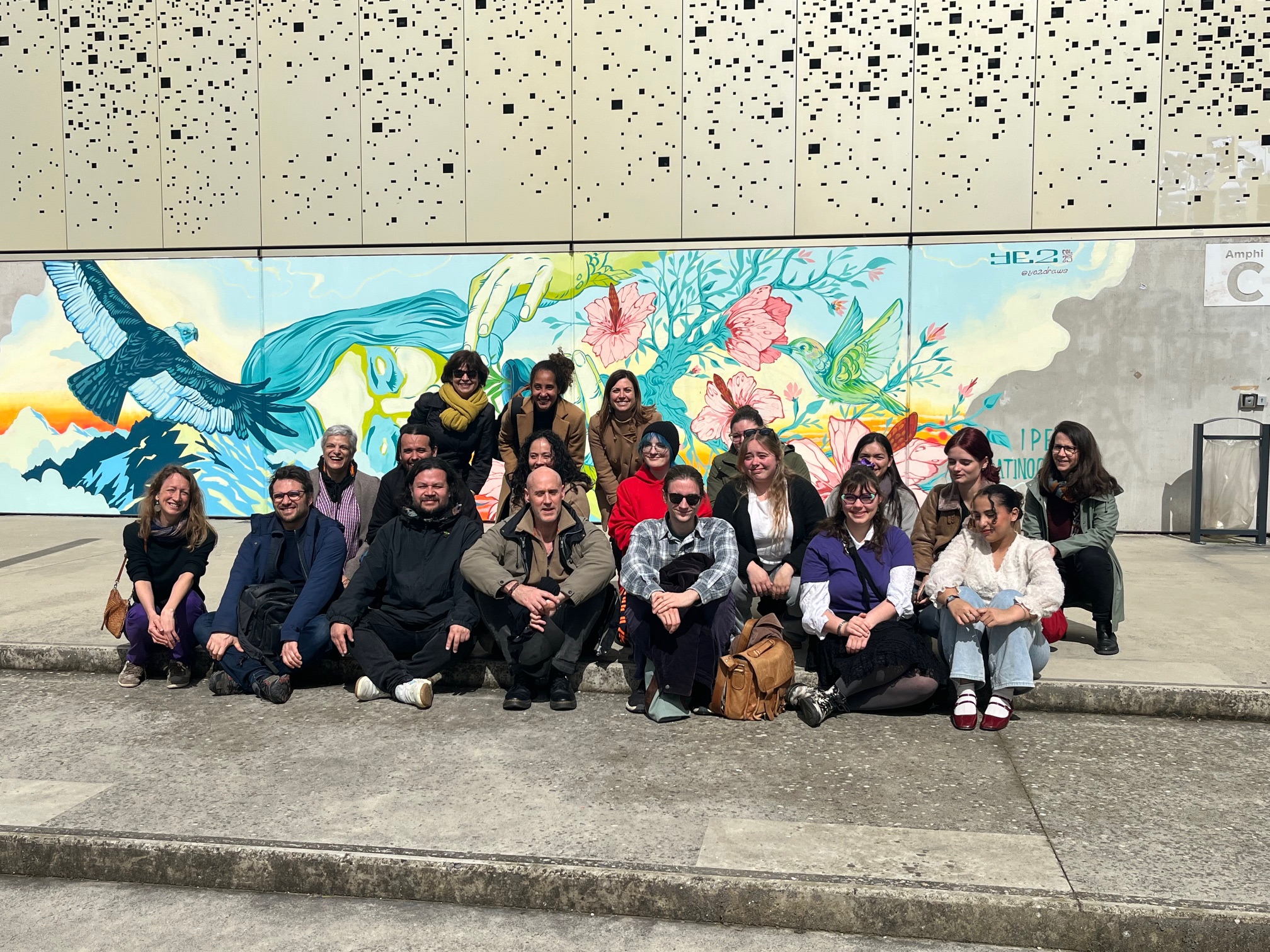 Equipe de l'IPEAT devant la fresque réalisée pour la Fête des Amériques