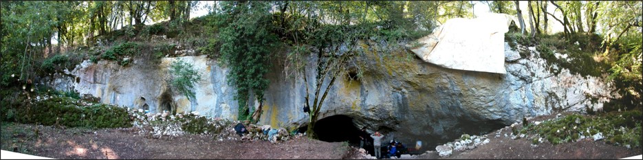 : Photo panoramique du gisement du Cuzoul de Gramat (Lot ; cliché Benjamin Marquebielle)