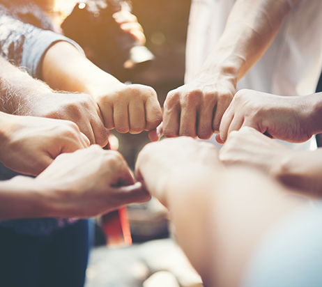Poings fermés groupe de personnes