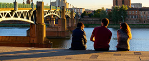 Personne discutant au bord de la Garonne